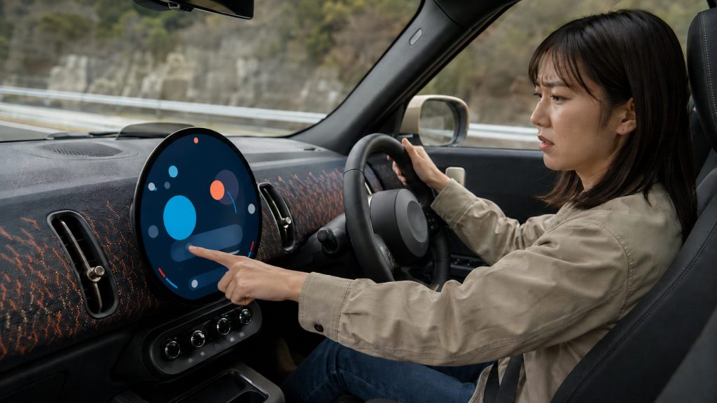 運転中に大型タッチパネルを操作する日本人女性とミニ カントリーマン風の車内